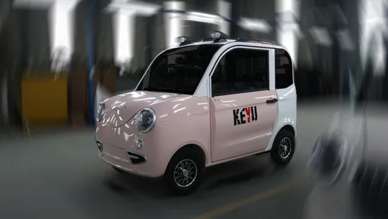 Véhicule électrique en mode voyage vert avec volant gauche